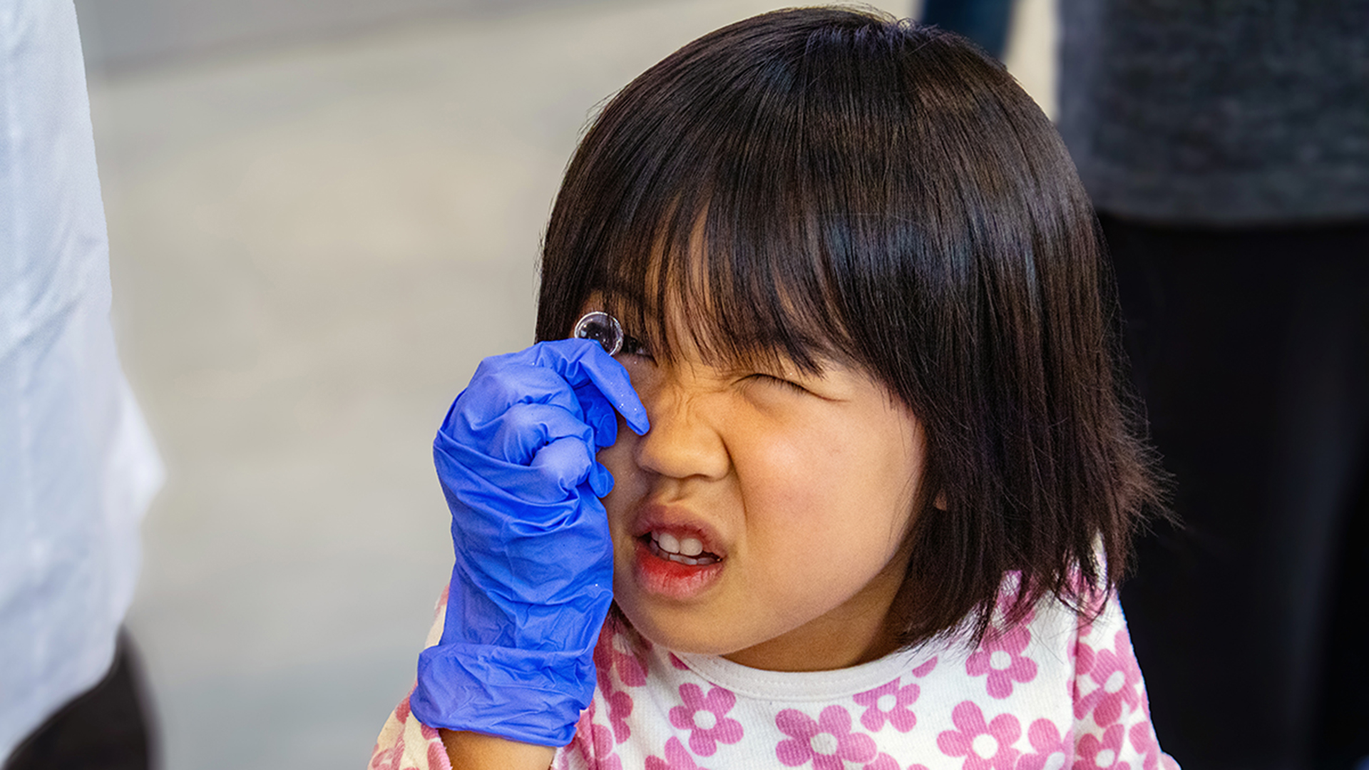 子どもたちは自分でつくったレンズを目線の高さに掲げ、片目を強くつむって、レンズ越しの少し歪んだ世界をのぞいていました。