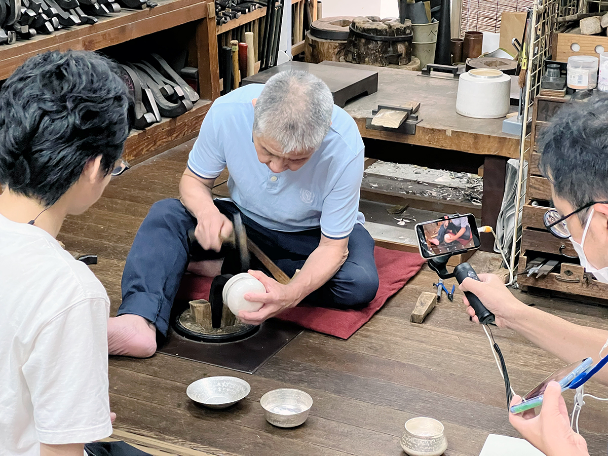 「竹影堂」さんの協力を得てオンラインで配信した、金属工芸を体験するワークショップ。京都で7代、200年も守り継がれてきた伝統工芸、錺（かざり）職人の「えいじいちゃん」から、作品や道具への思いを伺いました。最後は、子どもたちが銅板を叩いて、銅画づくりにも挑戦しました！