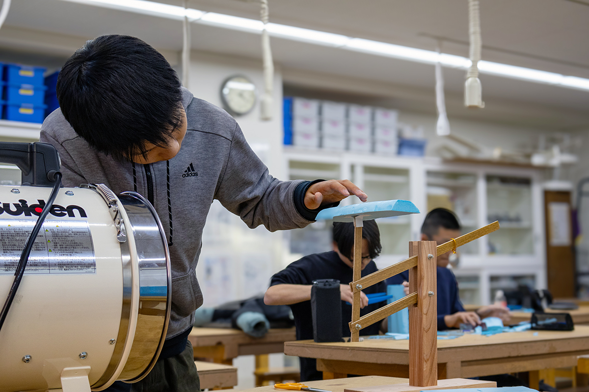 飛行機はなぜ空を飛べるのか？ 揚力について体験する学びプロジェクトのようす。発泡スチロールを削って思い思いの翼をつくって、強い風を当てて実験しました。