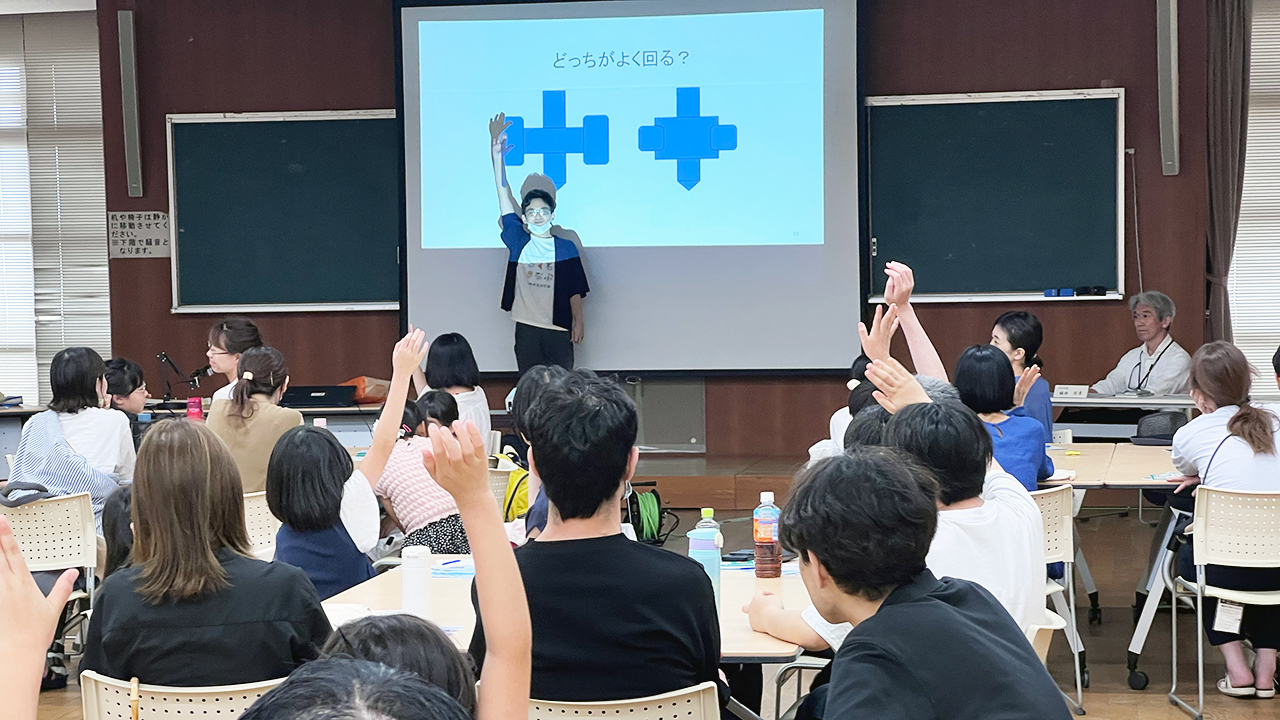 京こま匠「雀休」さんの協力を得て実施したワークショップ。こまにまつわる科学について学びながら、オリジナルの京こまをつくりました。